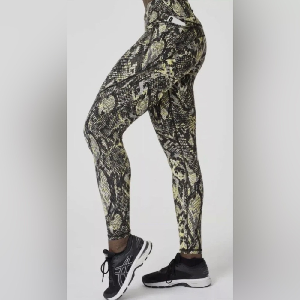 Sweaty Betty Power Leggings 7/8 Length Black & Yellow Snakeskin Pattern sz XL